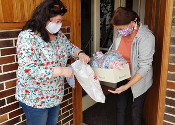 Děkujeme všem, kteří nám pomáháte dělat roušky a nosíte potraviny pro potřebné. 